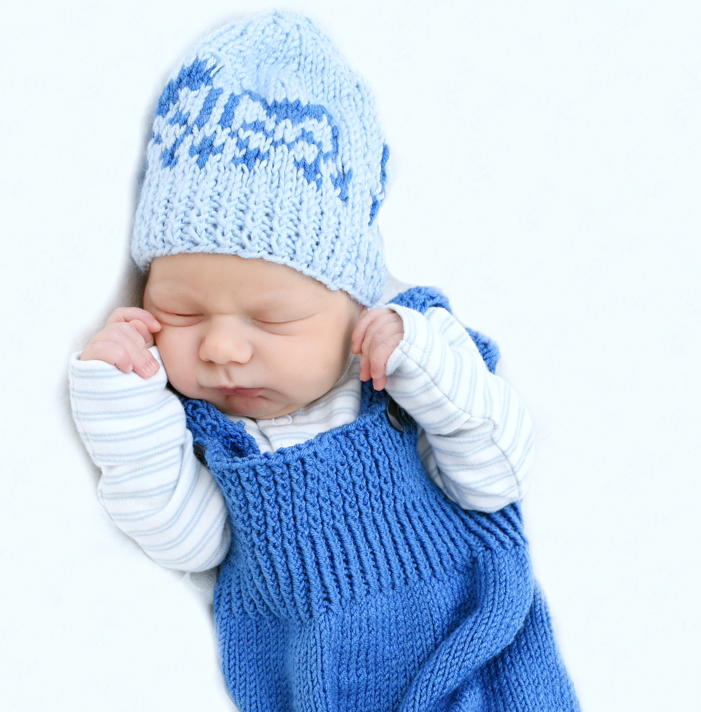 Újszülött kisfiú kék ruhában – a Repromeda segítségével született baba